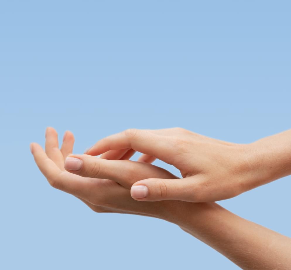 Нежные женские руки