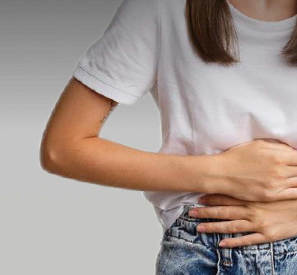 Девушка держится за живот